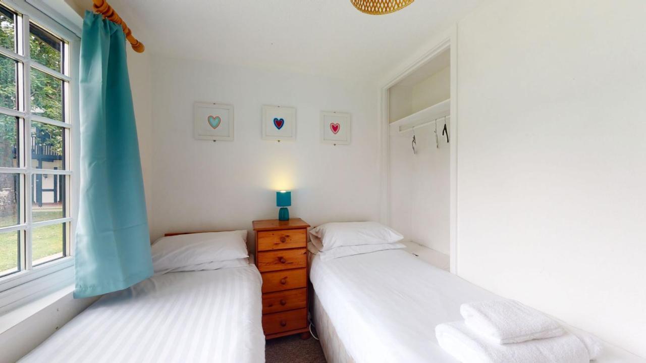 31 Tudor Court, Tolroy Manor ヘイル エクステリア 写真